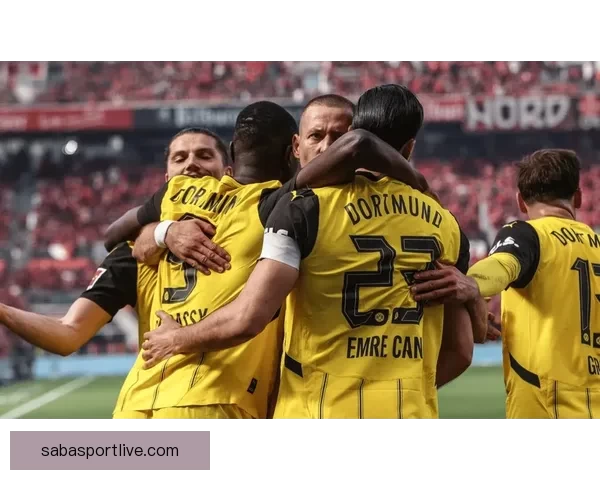 斯图加特球迷愤怒抛折叠椅事件引发多特球员受惊风波